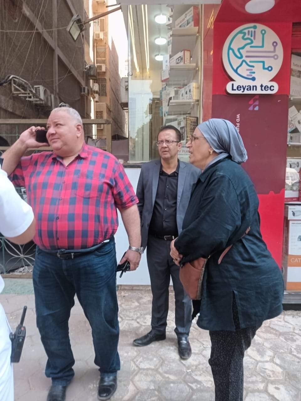 رئيس حي مصر الجديدة يواصل العمل على إعادة الانضباط للشارع