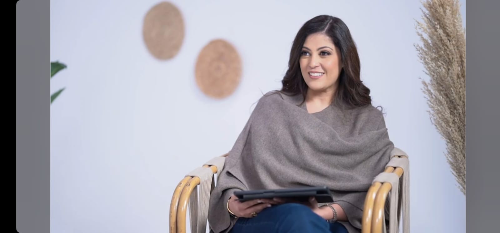 ياسمين رحمي تكشف أسرار تربيتها الصعيدية وعلاقتها بوالدتها الفنانةعفاف مصطفى.. و عادل إمام و”النوم في العسل” بداية الشغف بالتمثيل