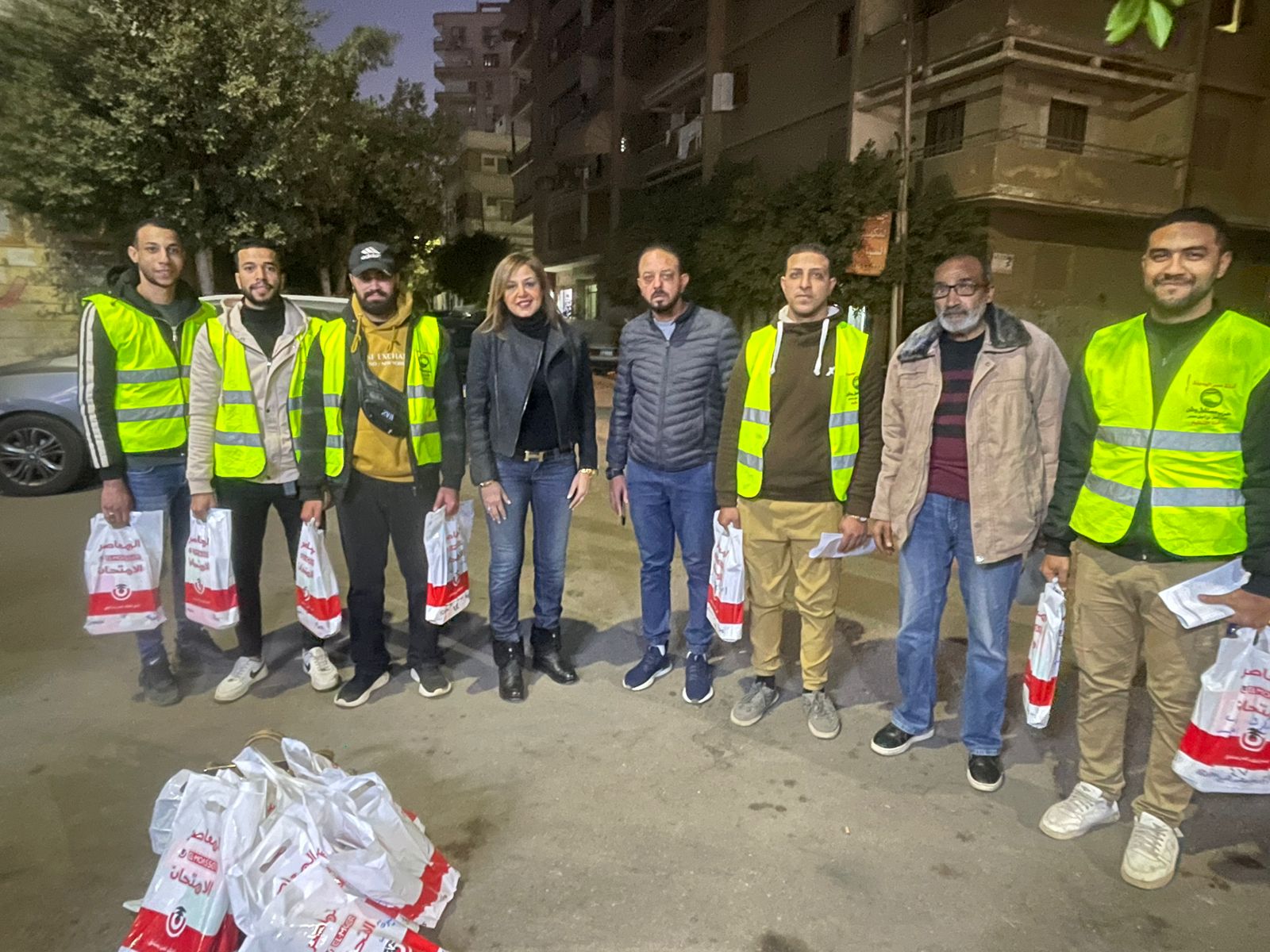 حزب مستقبل وطن امانة مصر الجديده يوزع الكتب الخارجيه مجاناعلى الطلاب