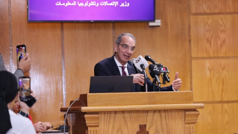 وزير الاتصالات الانتهاء من تطوير 170 مكتب بريد من إجمالى 215 مكتب.. والعمل على إنشاء 150 برج محمول جديد بالقليوبية