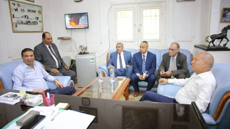 وزير الزراعة ومحافظ القاهرة يتفقدان محطة الزهراء للخيول العربية الأصيلة