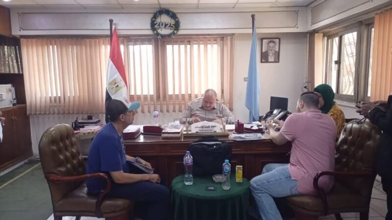 رئيس حى مصر الجديدة يناقش الارتقاء بالحى مع بعض المواطنين