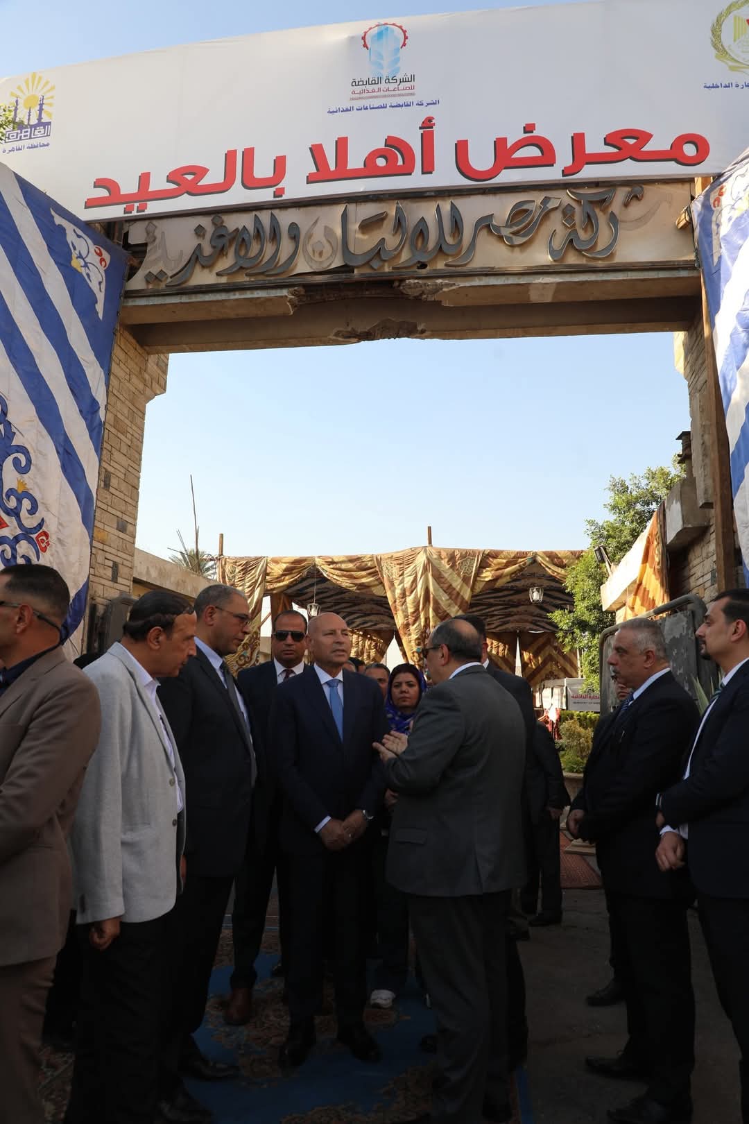 محافظ القاهرة يتفقد معرض “أهلًا بالعيد” مع وزير التموين