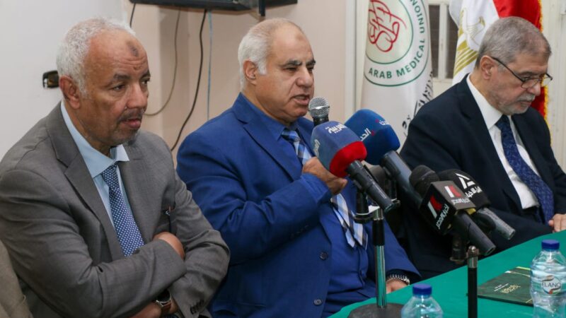 “الأطباء العرب” يدين الإعتداء على مستشفى غزة الأوروبي ومجمع ناصر الطبي