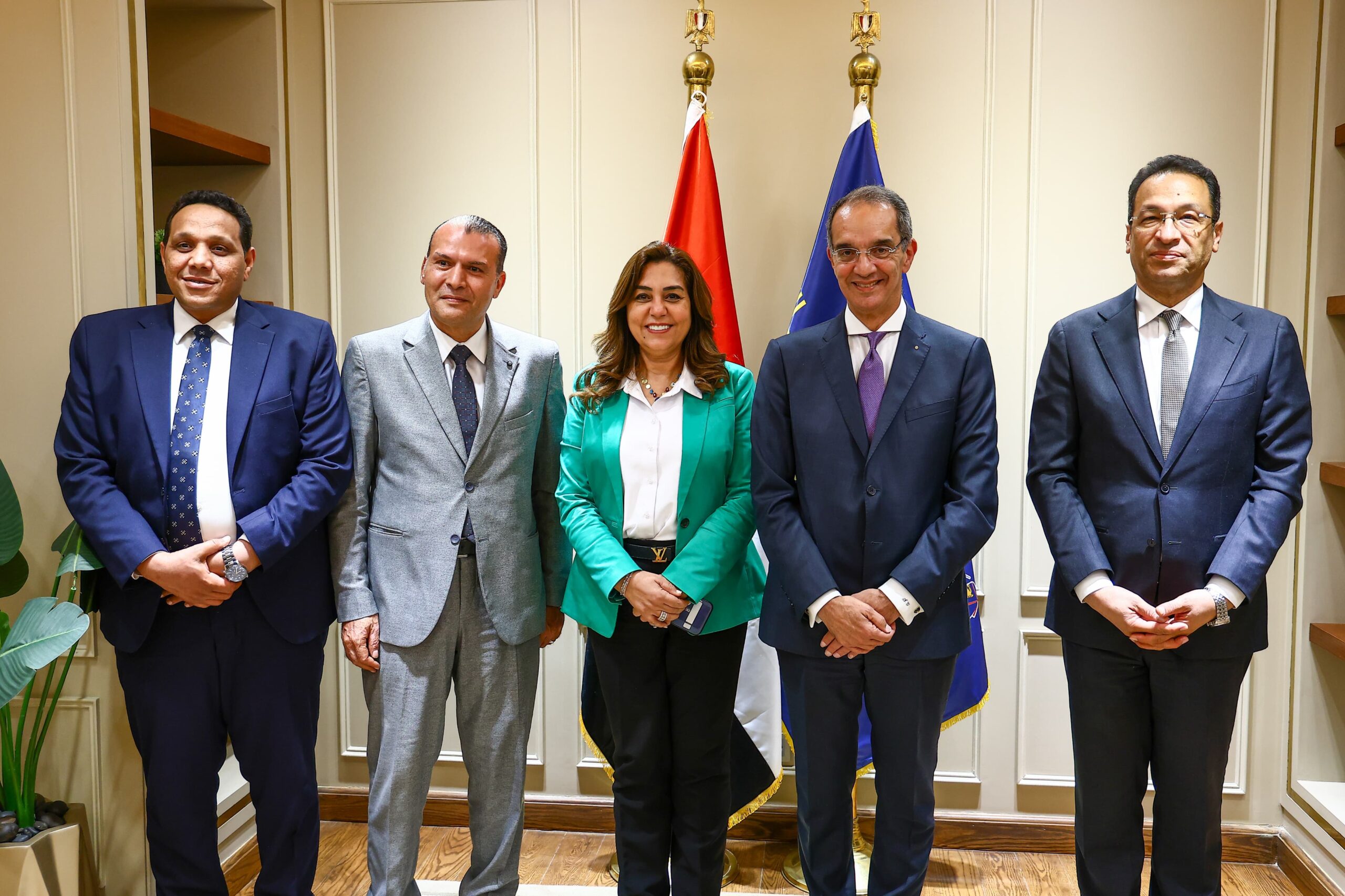 وزيرا الاتصالات والتنمية المحلية يشهدان توقيع اتفاق لتوفير الأجهزة التكنولوجية لتشغيل مجمعات الخدمات الحكومية بقرى ” حياة كريمة “