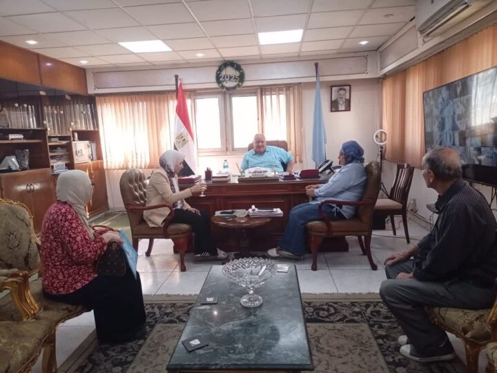 رئيس حى مصر الجديدة يلتقي مع بعض المواطنين من قاطنى الحي لحل مشاكلهم