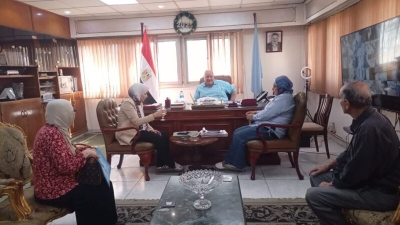رئيس حى مصر الجديدة يلتقي مع بعض المواطنين من قاطنى الحي لحل مشاكلهم