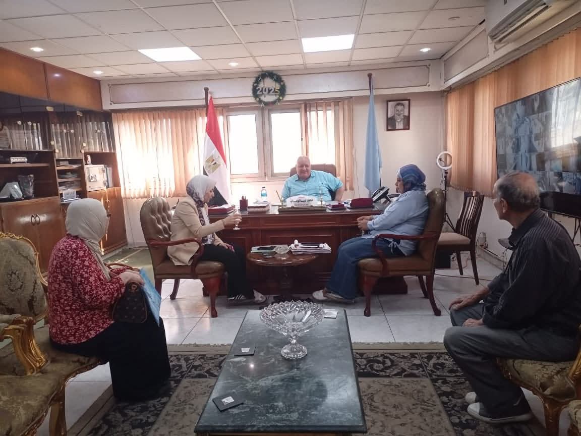 رئيس حى مصر الجديدة يلتقي مع بعض المواطنين من قاطنى الحي لحل مشاكلهم