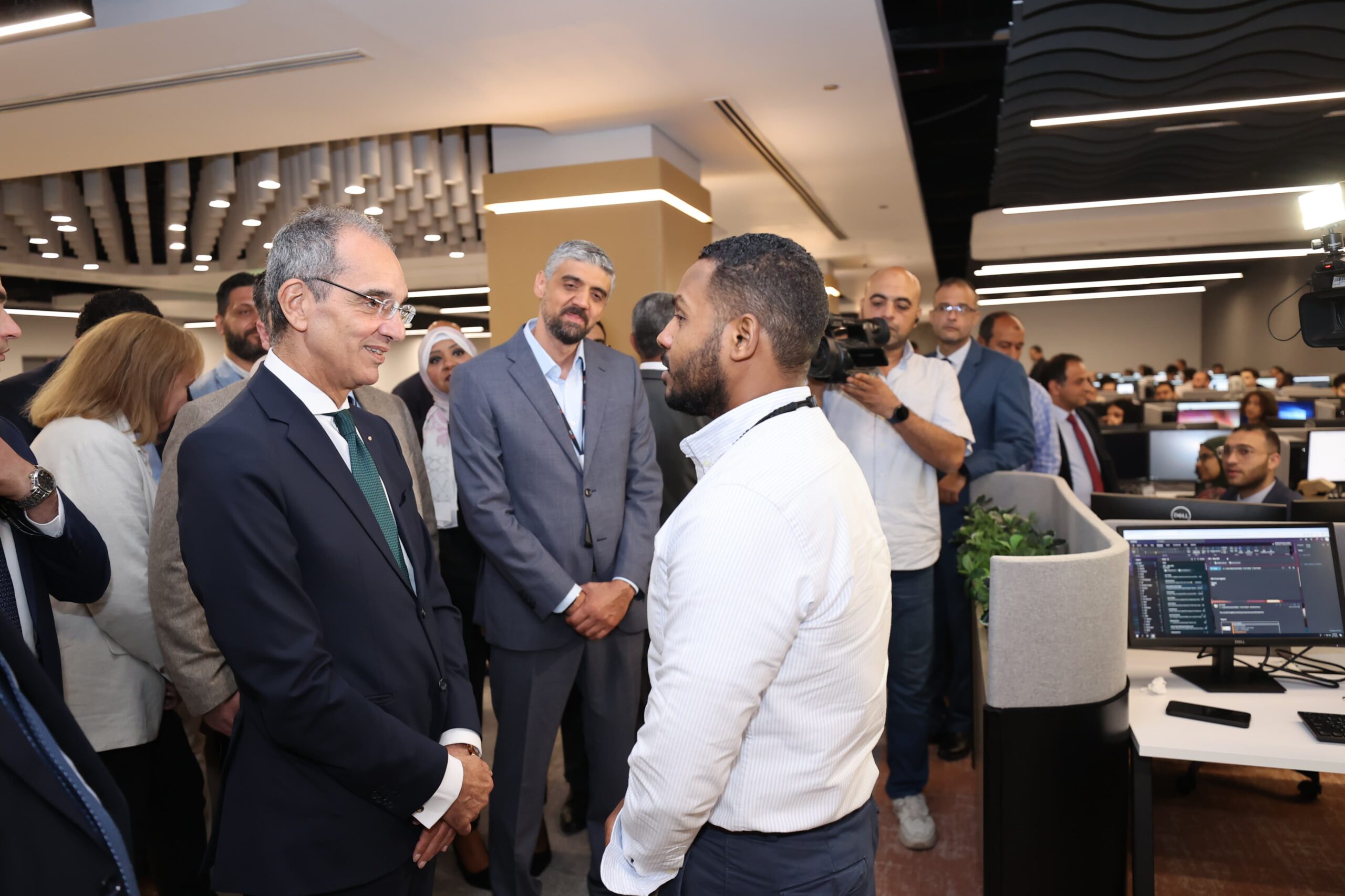 وزير الاتصالات يتفقد مقر شركة VXI الأمريكية الرائدة عالميا فى مجال خدمات التعهيد فى القاهرة