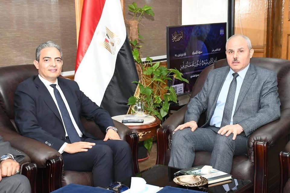 جامعة قناة السويس تُكرم نقيب الإعلاميين لأبحاثه في العلوم البينية بين الاقتصاد والإعلام