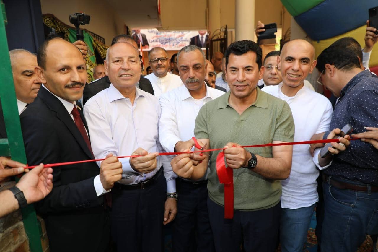 وزير الرياضة ومحافظ القاهرة يفتتحان الملعب الخماسي بمركز شباب شبرا مصر