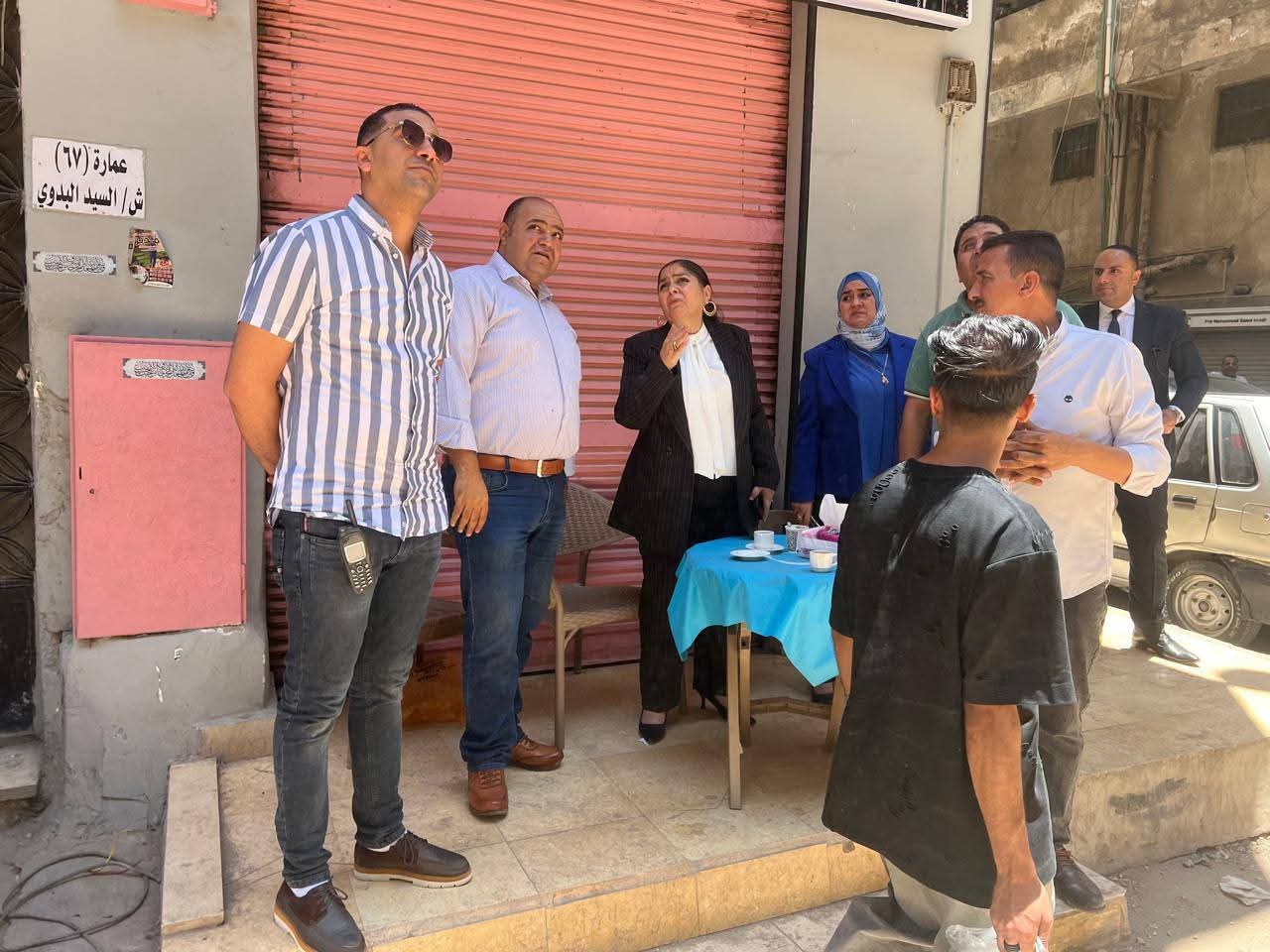 نائب محافظ القاهرة للمنطقة الشرقية تتابع أعمال إزالة بناء بدون ترخيص لعقار مخالف