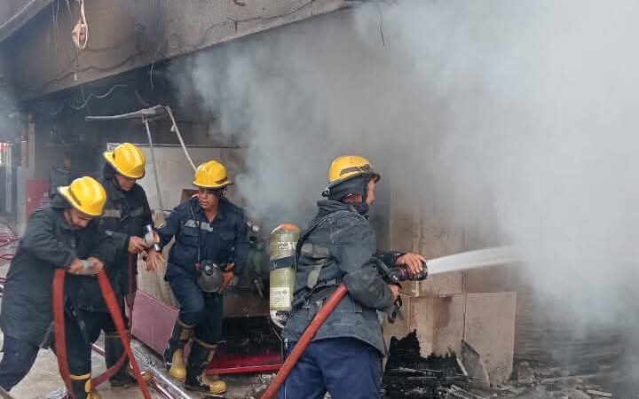 رئيس حى مصر الجديدة يتابع بلاغ حريق عقار بشارع جسر السويس