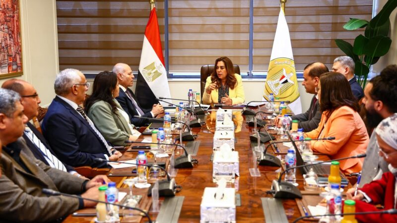 وزيرة التنمية المحلية تتابع مع محافظ القاهرة مقترحات تطوير عدد من الشوارع التجارية بحي مصر الجديدة