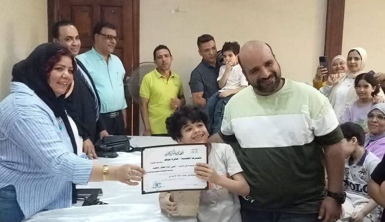 رئيس حى الأميرية تكرم أبناء العاملين الناجحين بالحى