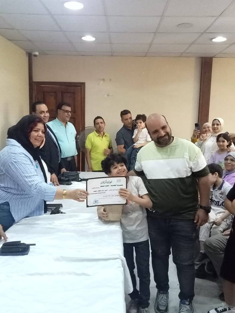 رئيس حى الأميرية تكرم أبناء العاملين الناجحين بالحى