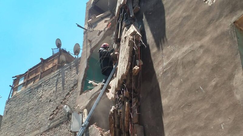 محافظ القاهرة يتابع جهود قوات الحماية المدنية فى التعامل مع العقار المنهار بحى الساحل