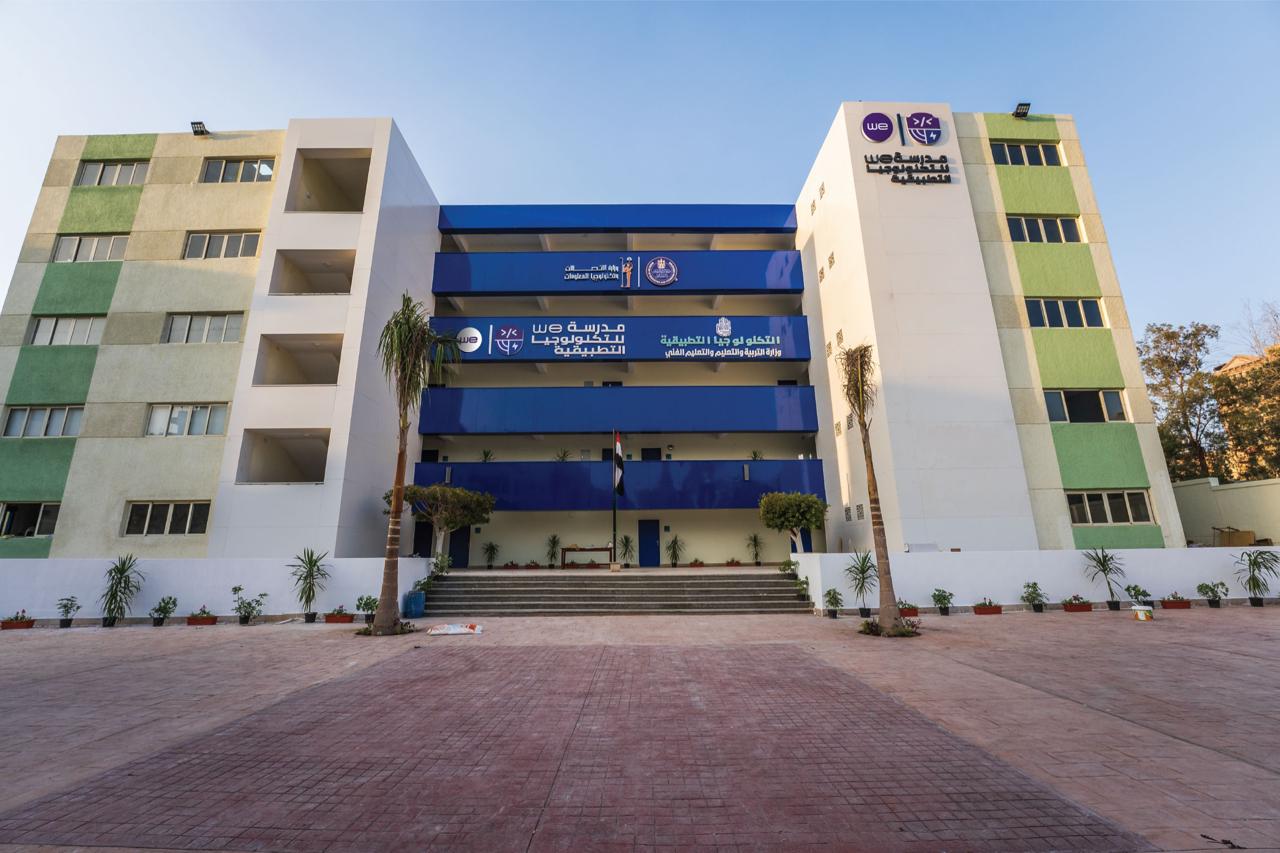 وزير الاتصالات : مدارس WE للتكنولوجيا التطبيقية توفر منظومة متكاملة تجمع بين التعليم الأكاديمى والتدريب العملى لصقل مهارات الطلاب بما يتواكب مع متطلبات سوق العمل العالمى