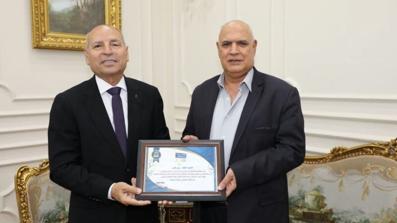 محافظ القاهرة يكرم رئيس هيئة النقل العام السابق