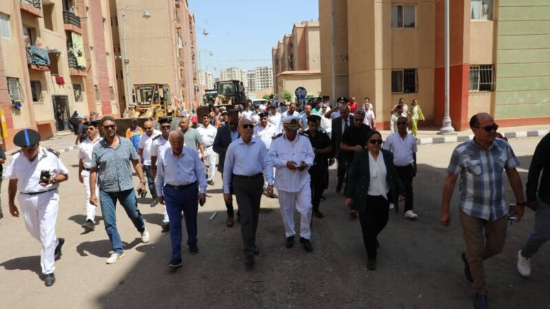 محافظ القاهرة يقود حملة مكبرة لاعادة الانضباط لمدينة معًا