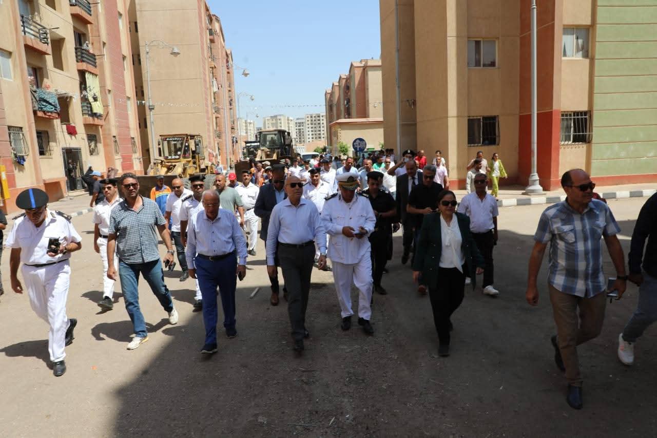 محافظ القاهرة يقود حملة مكبرة لاعادة الانضباط لمدينة معًا