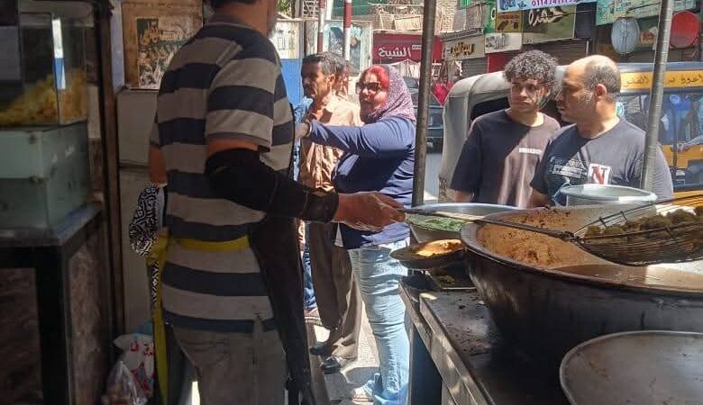 رئيس حى الأميرية تقود حملة اشغالات ومراجعة تراخيص المحلات بشارع السواح