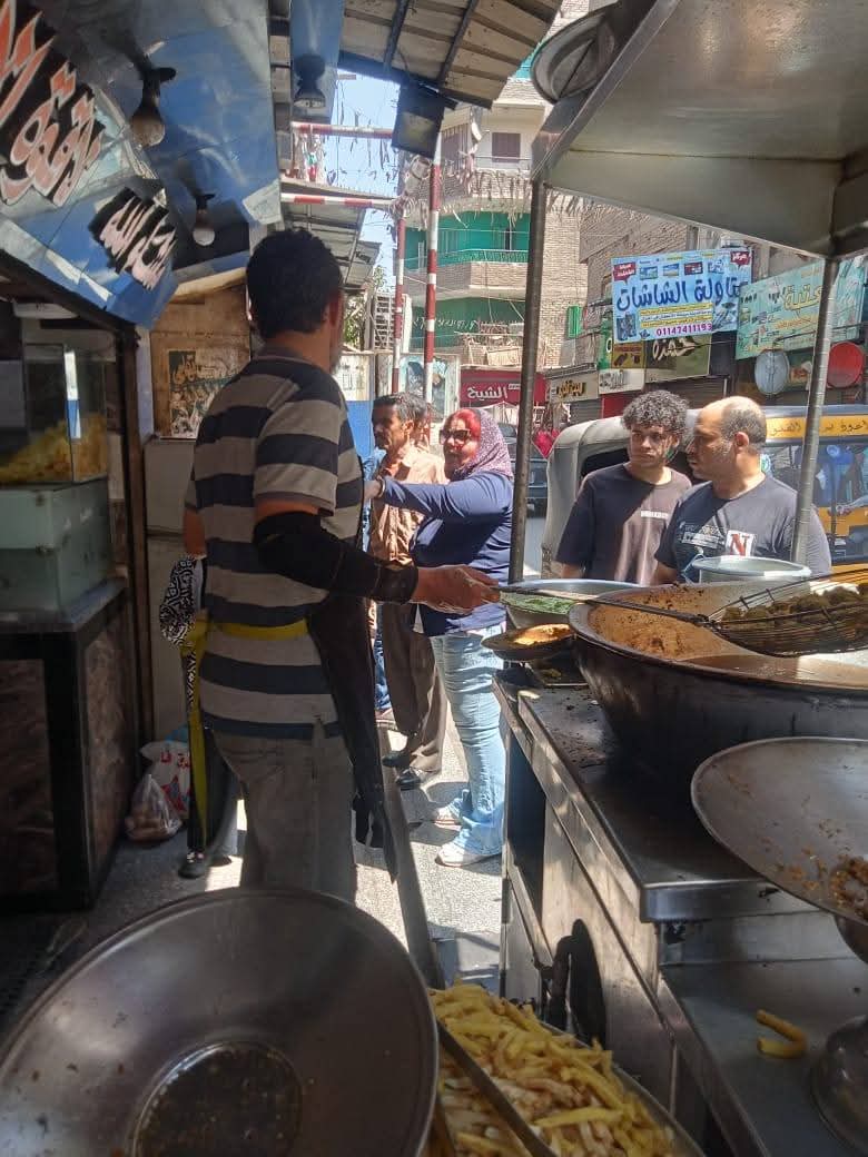 رئيس حى الأميرية تقود حملة اشغالات ومراجعة تراخيص المحلات بشارع السواح