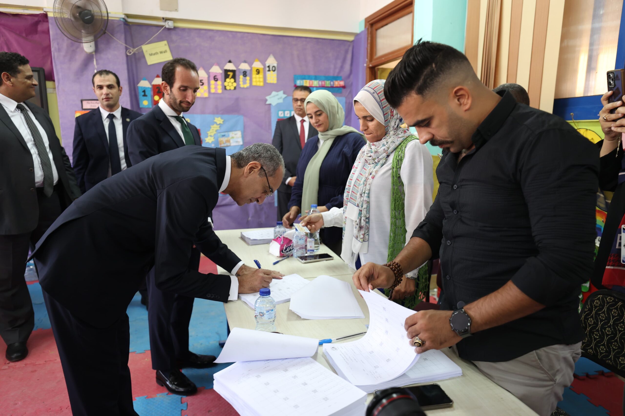 وزير الاتصالات يدلى بصوته فى انتخابات مجلس الشيوخ