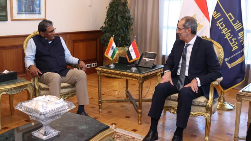 وزير الاتصالات يبحث مع سفير الهند بالقاهرة تعزيز التعاون فى عدد من المجالات  والتوسع فى الاستثمارات الهندية