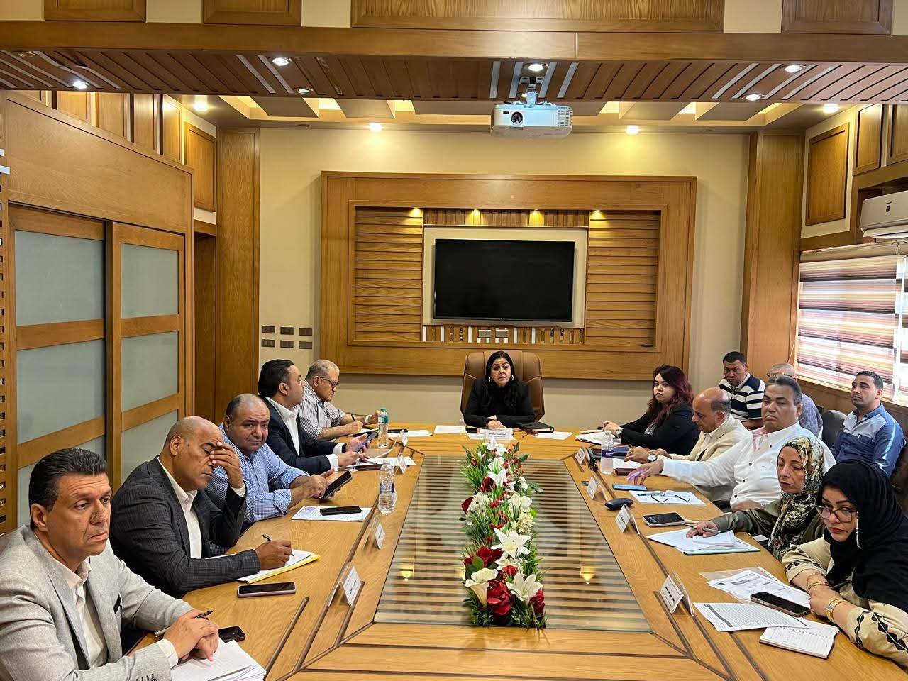 نائب محافظ القاهرة للمنطقة الشرقية يعقد الإجتماع التنسيقي لرؤساء الأحياء