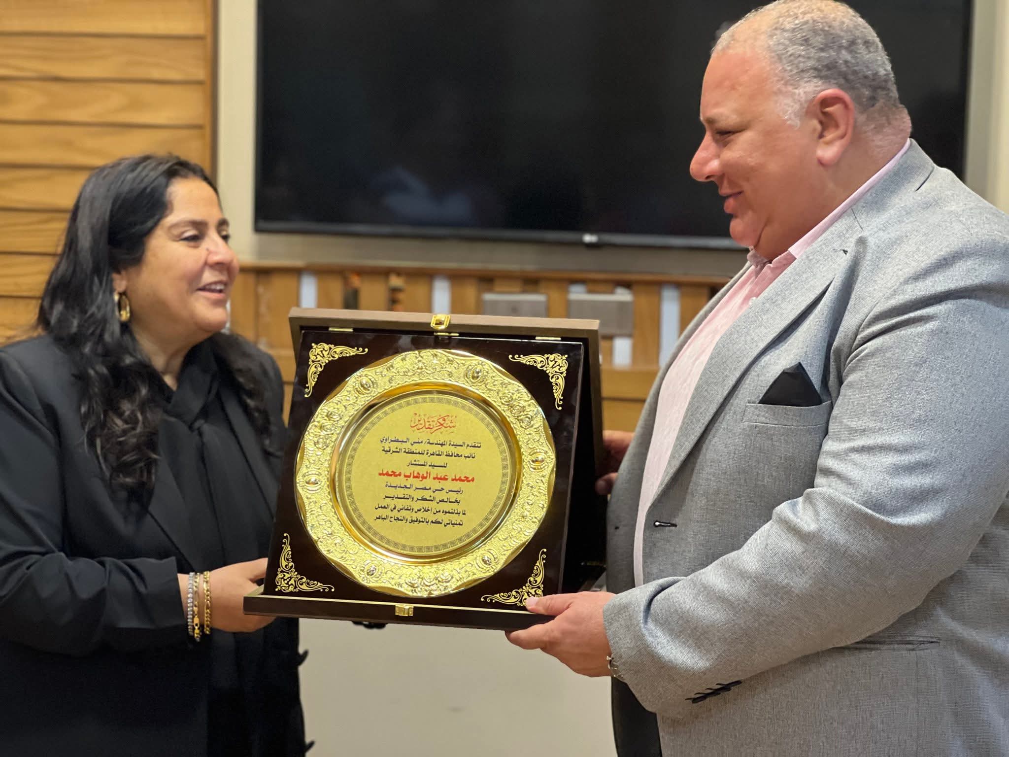 نائب محافظ القاهرة للمنطقة الشرقية تكرم قيادتها وأبنائها المتميزين