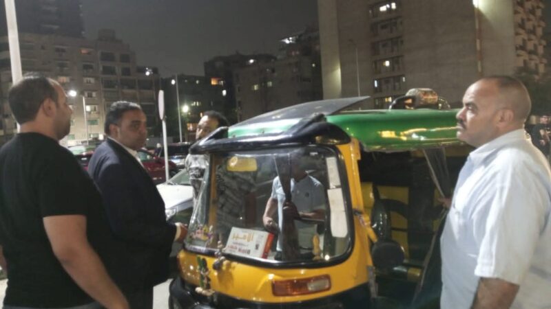 رئيس حى مصر الجديدة يقود حملة مكبره على التكاتك