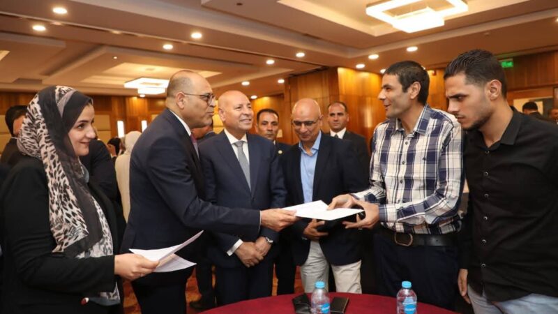 وزير العمل ومحافظ القاهرة يسلمان 100 عقد عمل جديد لذوي همم
