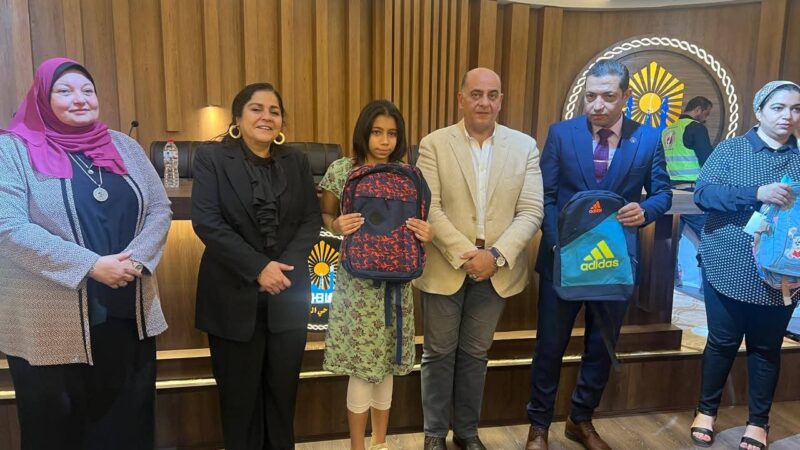 نائب محافظ القاهرة للمنطقة الشرقية تشهد فاعليات حفل توزيع الحقائب والأدوات المدرسية لبداية العام الدراسي الجديد بحي النزهة