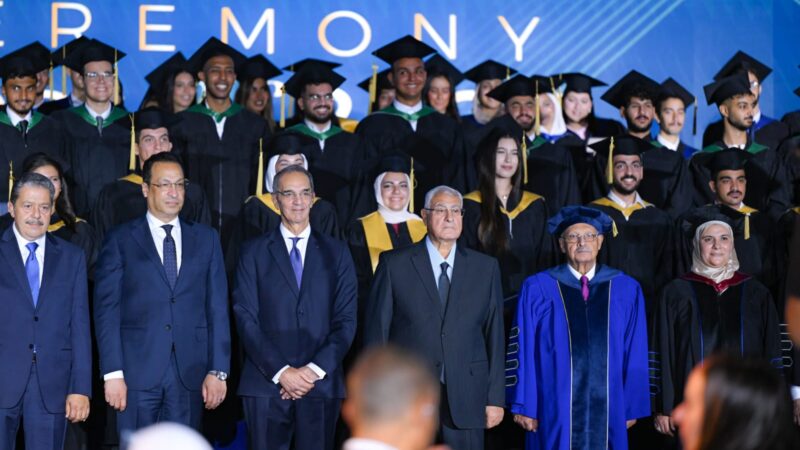 عدلي منصور ووزير الاتصالات يكرمان خريجي الدفعة الأولي لجامعة مصر للمعلوماتية بالعاصمة الإدارية الجديدة