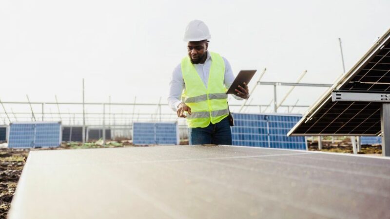 الأمين التنفيذي لاتفاقية المناخ بالأمم المتحدة يسلّط الضوء على إمكانية خلق ملايين الوظائف وتأمين الطاقة وتحسين مستويات المعيشة