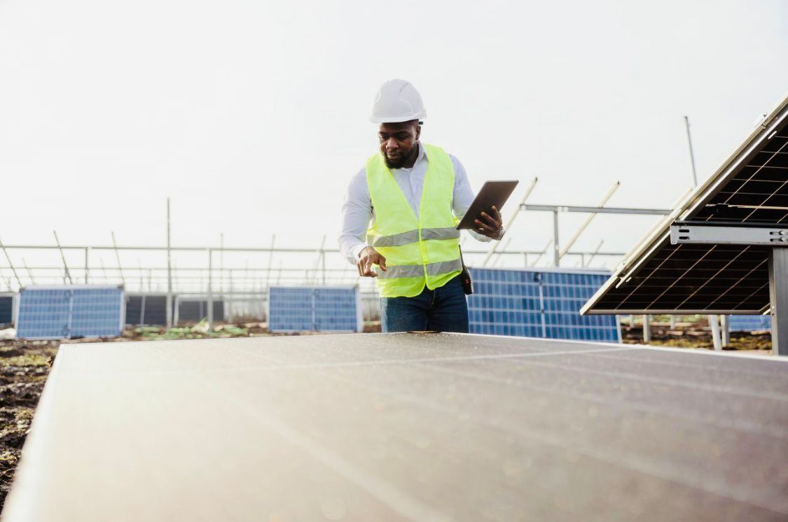 الأمين التنفيذي لاتفاقية المناخ بالأمم المتحدة يسلّط الضوء على إمكانية خلق ملايين الوظائف وتأمين الطاقة وتحسين مستويات المعيشة