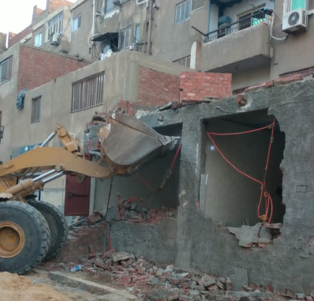 رئيس حي السلام اول   يتابع ازاله التعديات على أملاك الدولة بمساكن الجمهوريه