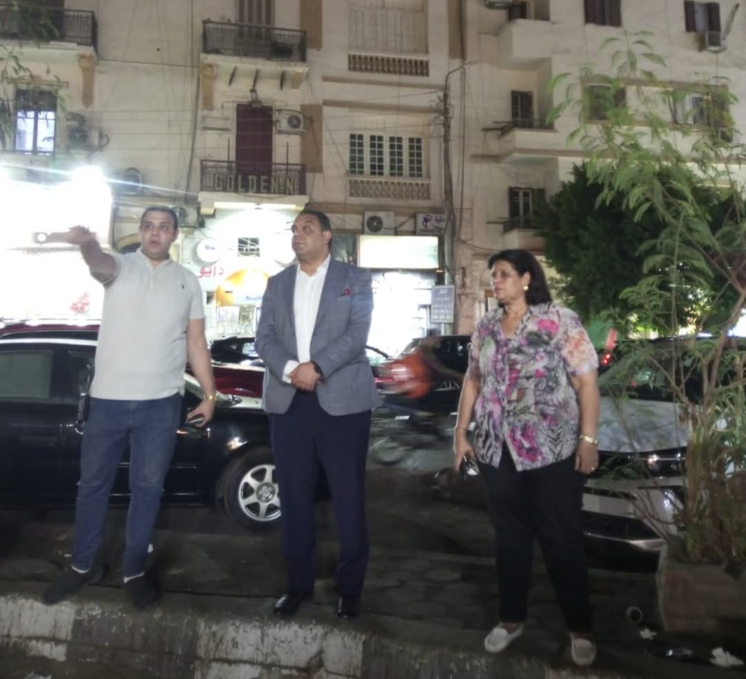 رئيس حى مصر الجديدة يتفقد مواعيد غلق المحال التجارية بشارع غرناطه