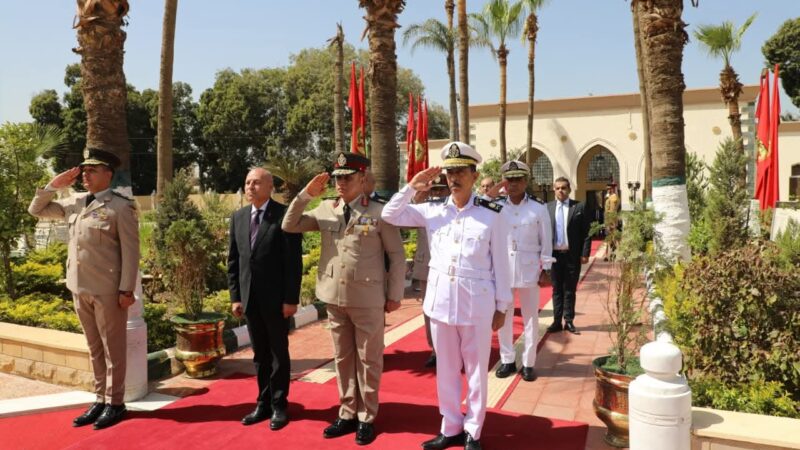 محافظ القاهرة يضع إكليلًا من الزهور على مقابر شهداء المنطقة العسكرية بالخفير احتفالا بذكرى السادس من أكتوبر