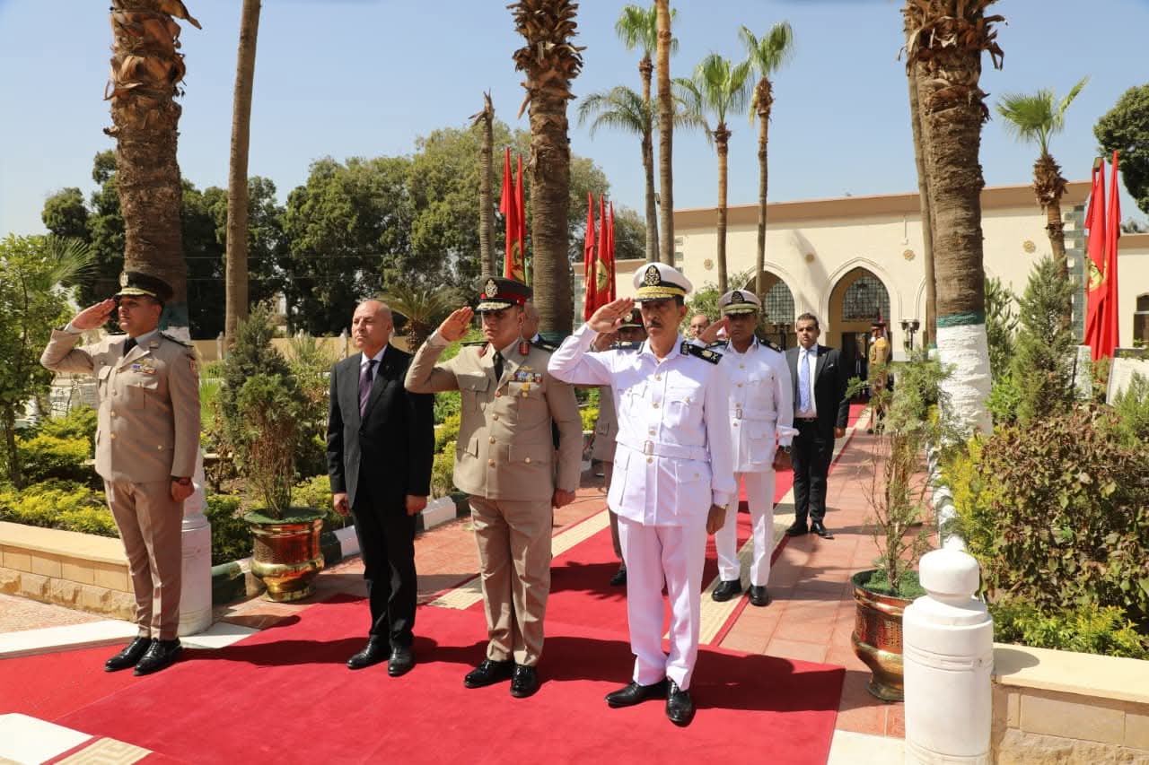 محافظ القاهرة يضع إكليلًا من الزهور على مقابر شهداء المنطقة العسكرية بالخفير احتفالا بذكرى السادس من أكتوبر