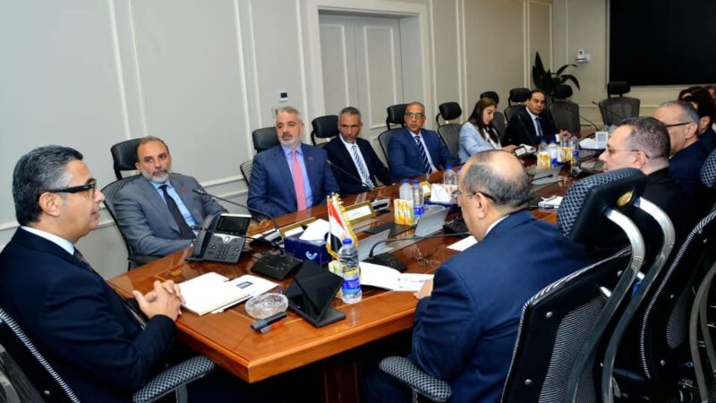 وزير التموين يلتقي الرئيس التنفيذي للقطاع المؤسسي بشركة “إي أند مصر” لبحث سبل التعاون