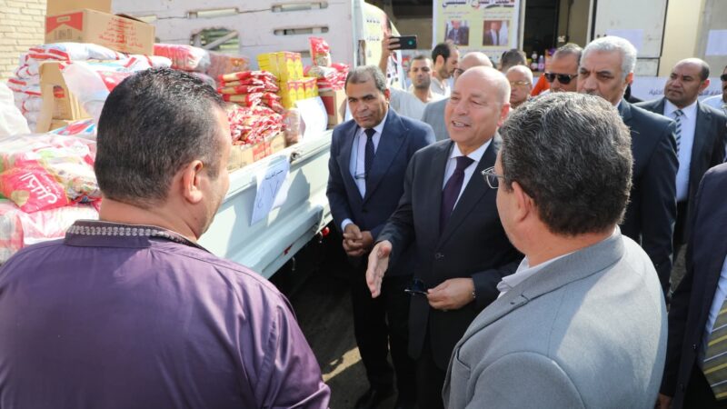محافظ القاهرة يتفقد “قافلة الخير” للسلع الغذائية