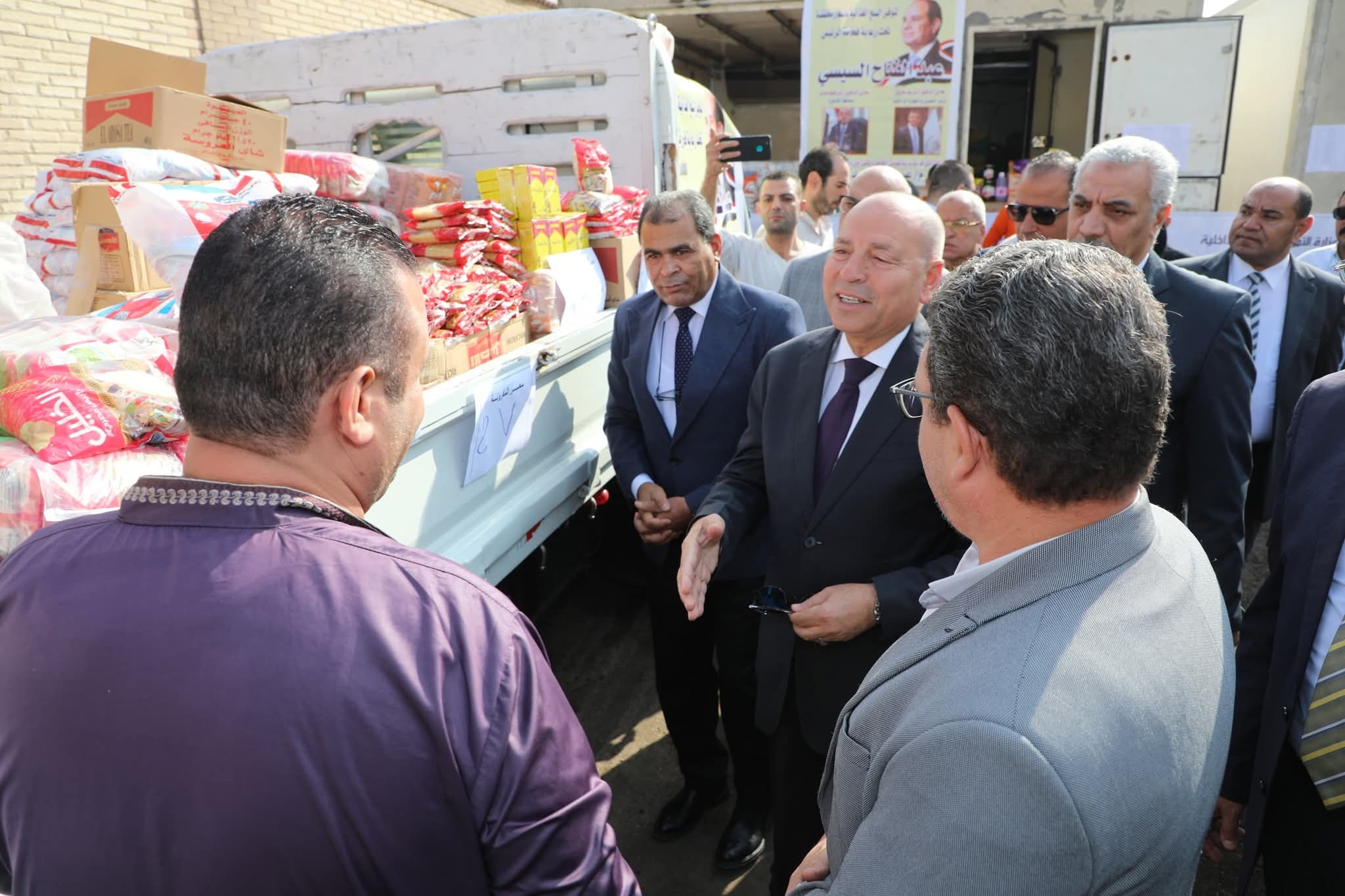 محافظ القاهرة يتفقد “قافلة الخير” للسلع الغذائية
