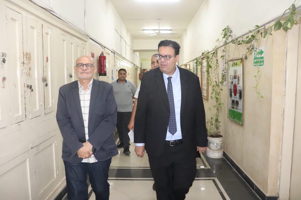 القائم بأعمال عميد طب طنطا يتفقد تجهيزات معمل السموم والمخدرات بقسم الطب الشرعي