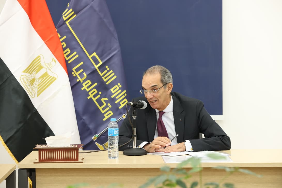 وزير الاتصالات يلتقى مجموعة من المتدربين فى مركز إبداع مصر الرقمية “كريتيفا” فى محافظة قنا