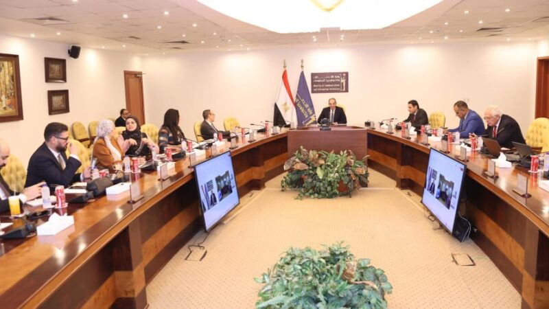 وزير الاتصالات يجتمع بأعضاء لجنة حماية حقوق مستخدمى الاتصالات
