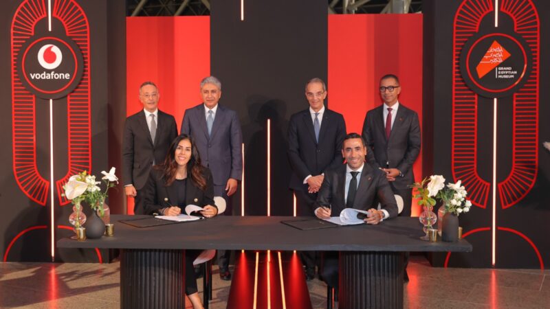 وزيرا الاتصالات والسياحة يشهدان توقيع شراكة للتنمية وإدارة مشغل الخدمات بالمتحف المصرى الكبير وفودافون مصر