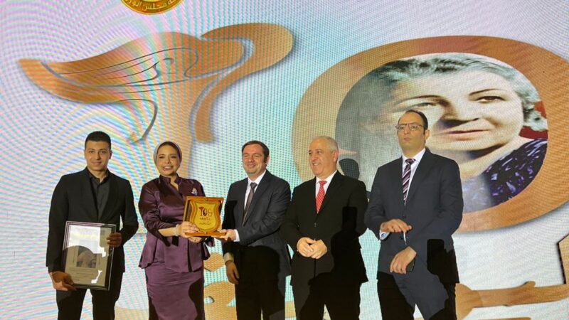 تكريم جوميا مصر والرئيس التنفيذي عبد اللطيف علما في احتفالية مرور 100 عام على تأسيس «روز اليوسف»