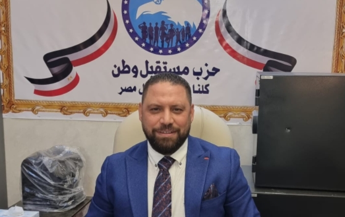 الإعلامي رضا عبد الرحمن يطرح أسئلة شائكة حول صناعة الملابس في مصر